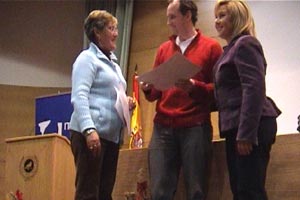 Carlos Fierro recogiendo el premio